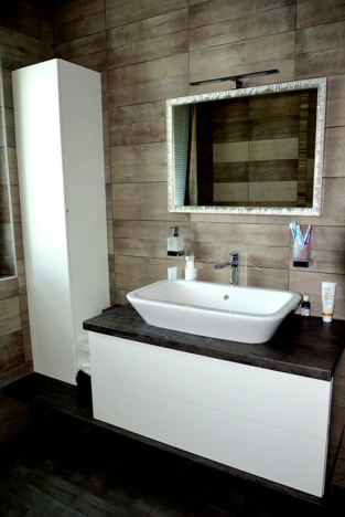 egyedi_furdoszoba_butor_feher_beton_kombinacio_lebegokivitelbe