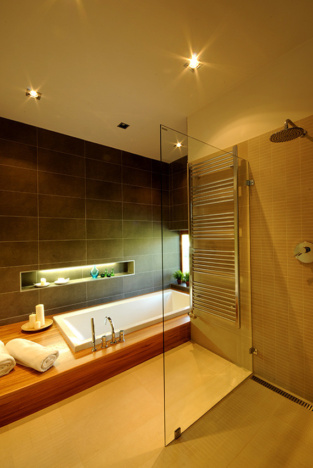 egyedi_furdoszoba_butor_sullyesztett_furdokaddal_egyedi_burkolattal