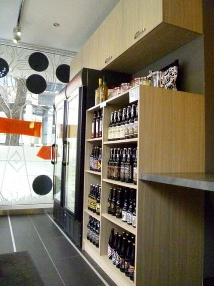 egyedi_uzletberendezes_keszites_nyitott_polcos_szekreny_es_fali_szekrennyel