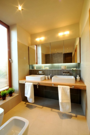 egyei_furdoszoba_butor_lebego_pulttal_rejtett_vilagitassal